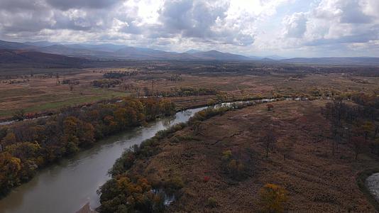 秋天俄罗斯平静的河流视频的预览图