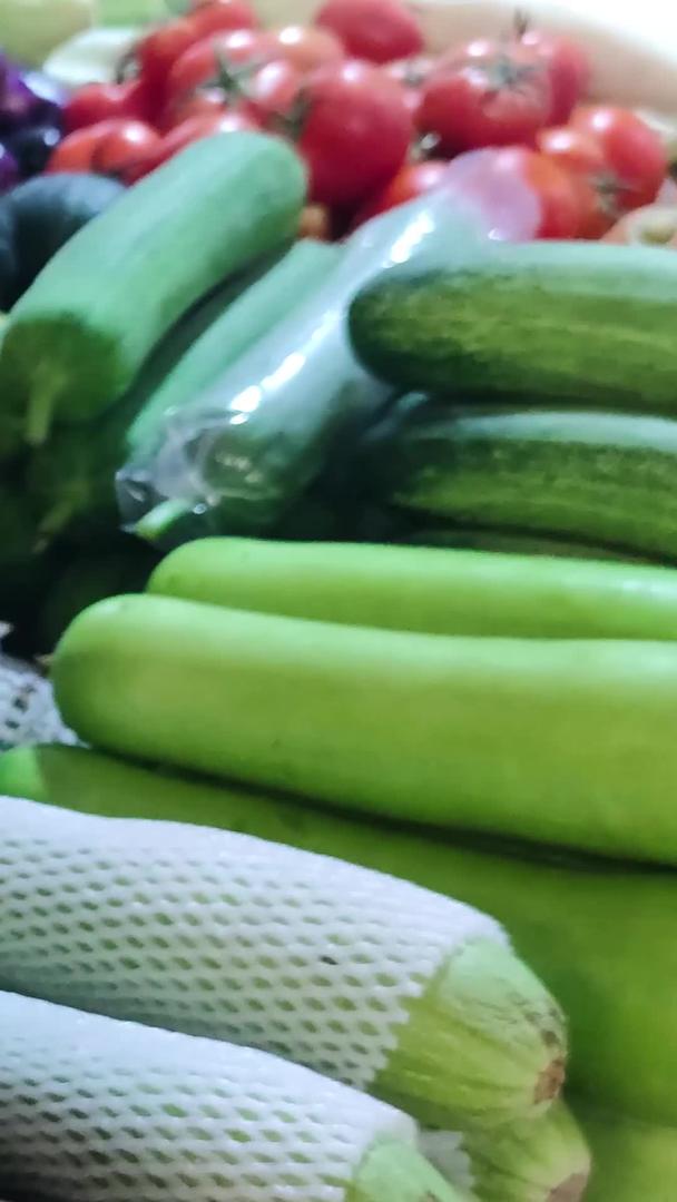 蔬菜合集在菜市场销售视频的预览图