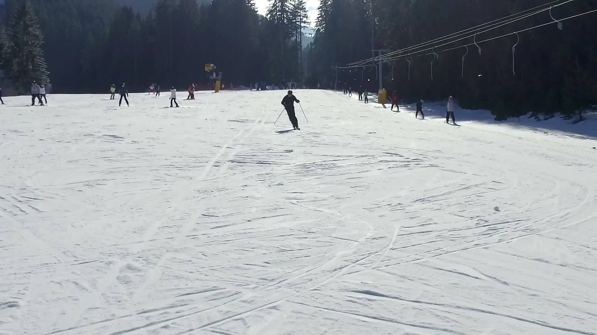 冬季运动慢动作滑雪运动员下山视频的预览图
