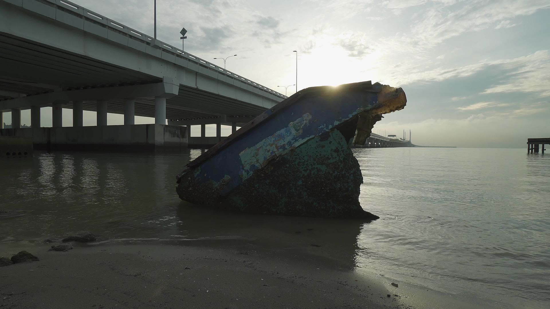 船只沉入沿海海岸靠近桥梁视频的预览图
