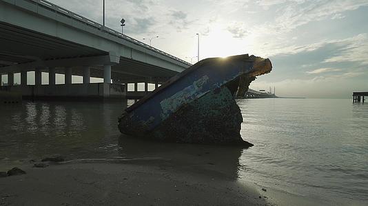 船只沉入沿海海岸靠近桥梁视频的预览图