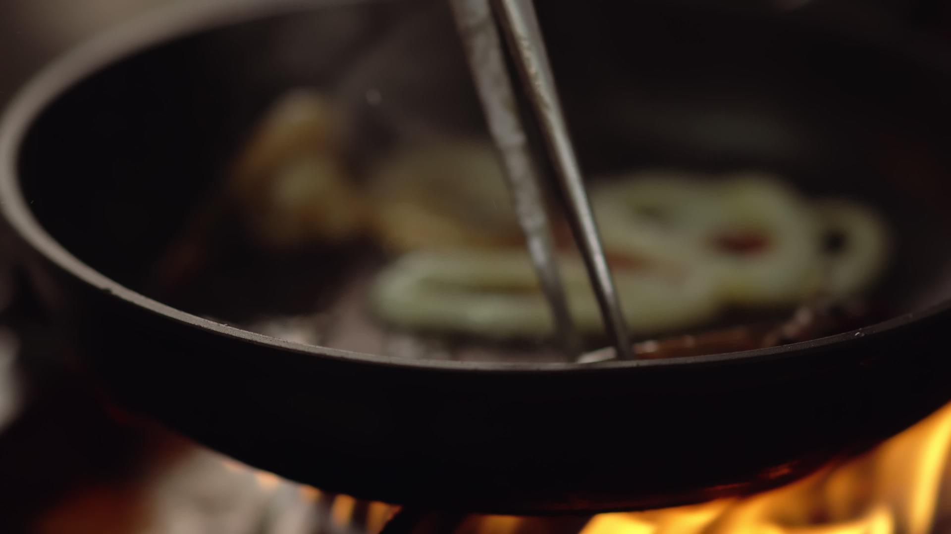 在煎锅里做饭视频的预览图