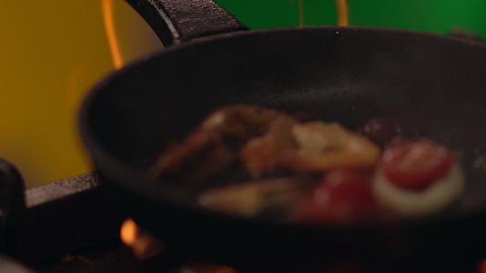 厨师在锅里做饭视频的预览图