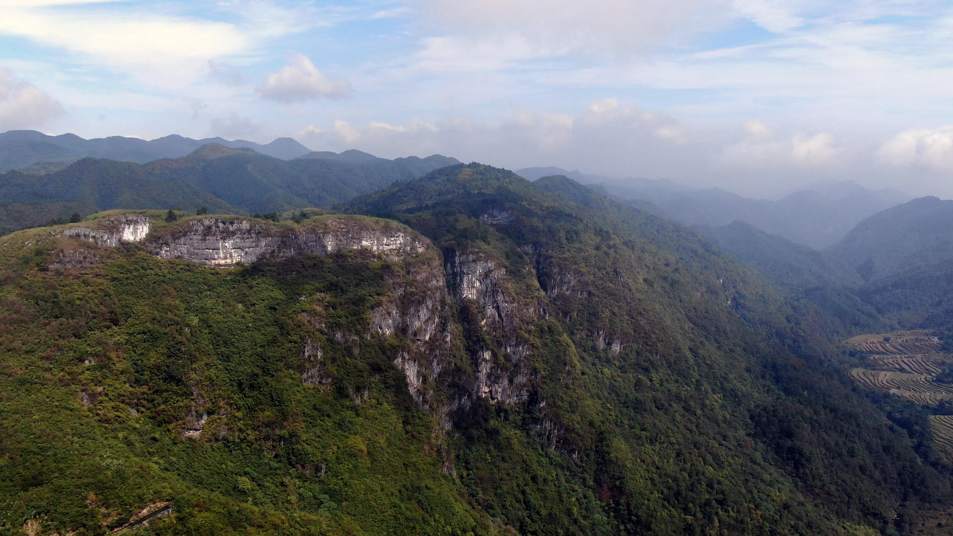 4K航拍天然悬崖峭壁视频的预览图