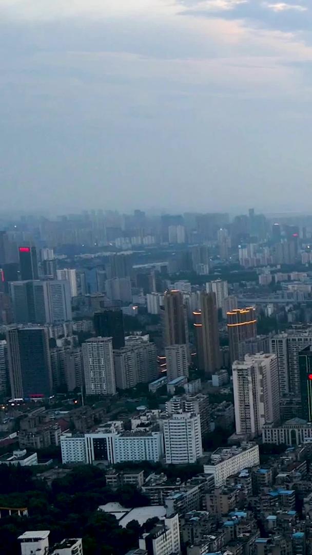 武汉金融区周边航拍晚霞下的建筑群延迟视频的预览图
