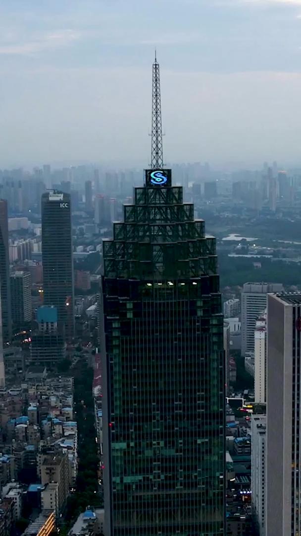 武汉金融区周边航拍晚霞下的建筑群延迟视频的预览图