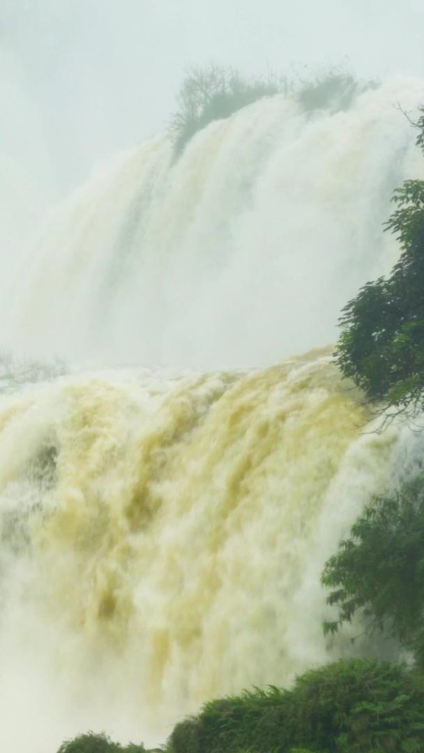 德天跨国瀑布景区近距离奔腾洪水视频的预览图