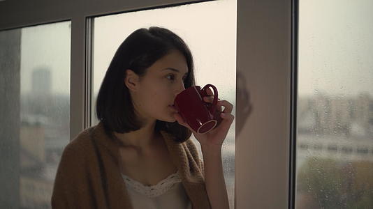 不愉快的女孩住在公寓里喝茶视频的预览图