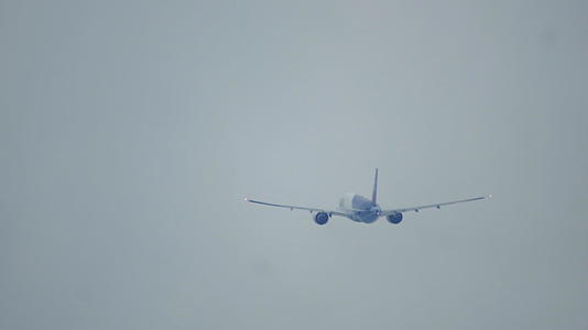 飞机在雨中的雾中飞行视频的预览图