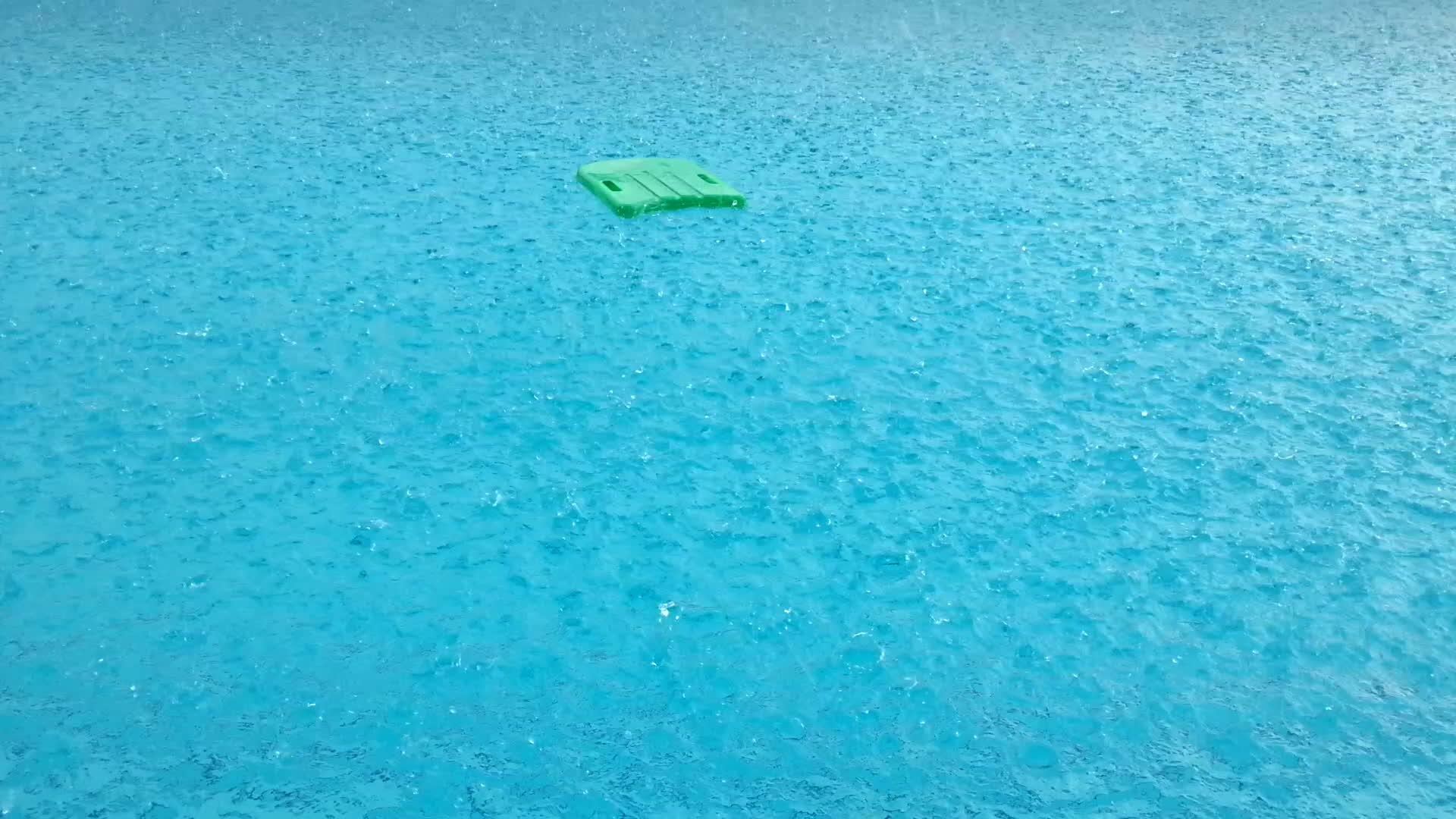 游泳池下雨视频的预览图
