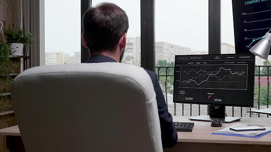 正在用电脑看股票走势的商人视频的预览图