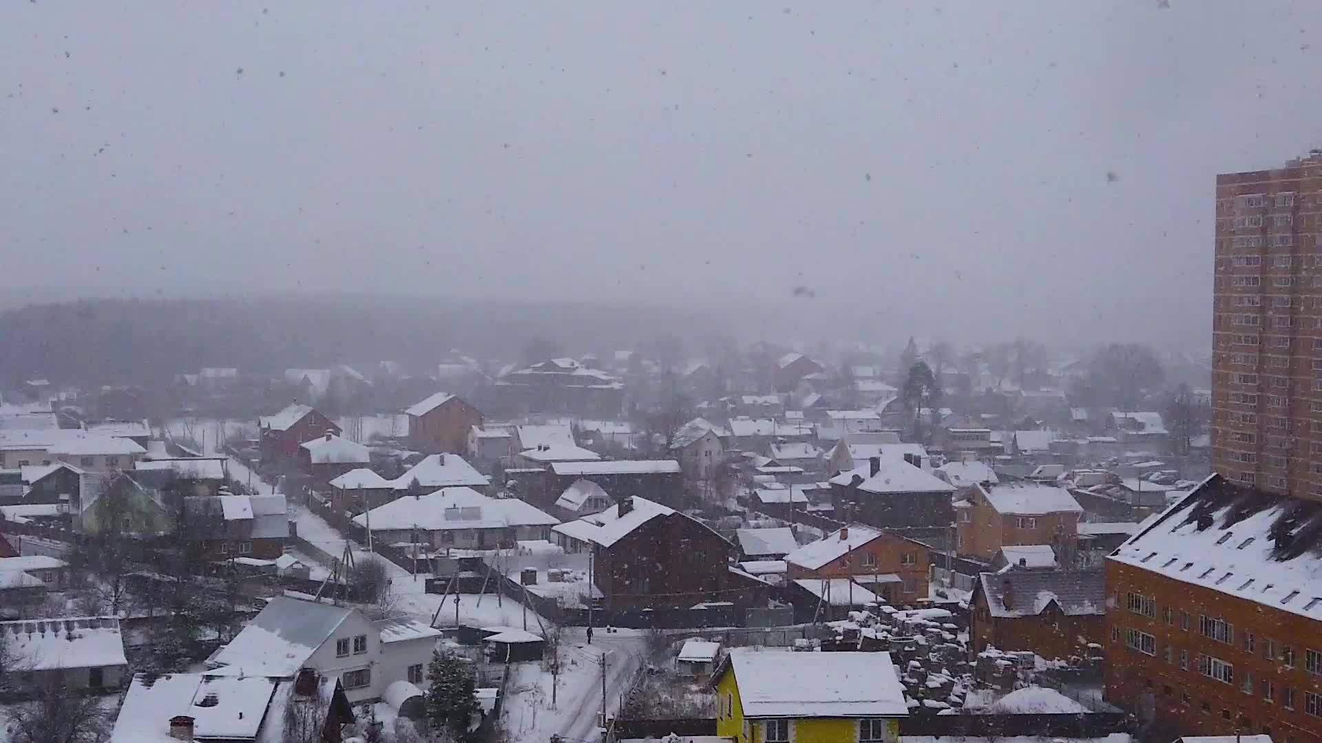 屋顶上满是白雪视频的预览图