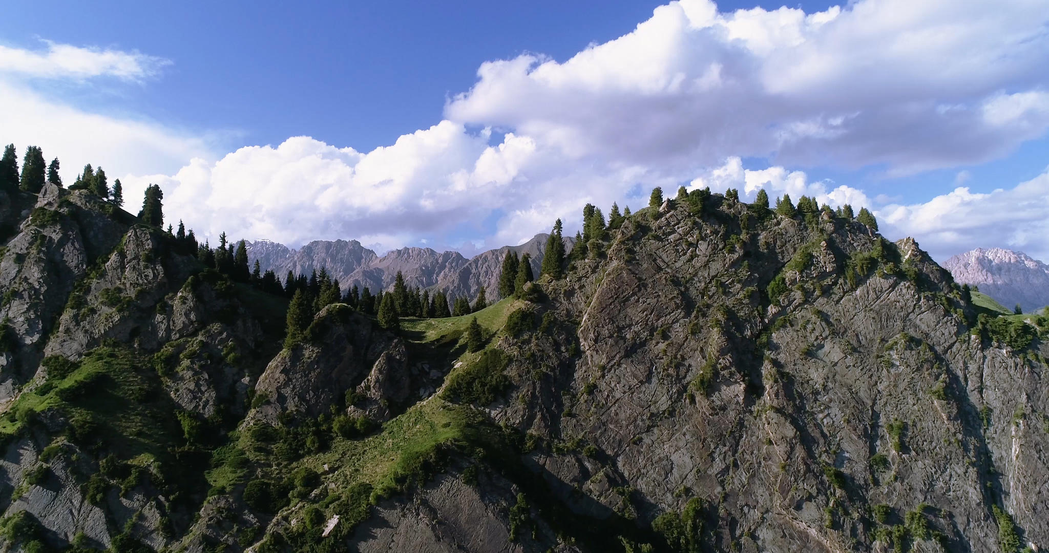 新疆天山脚下航拍视频的预览图
