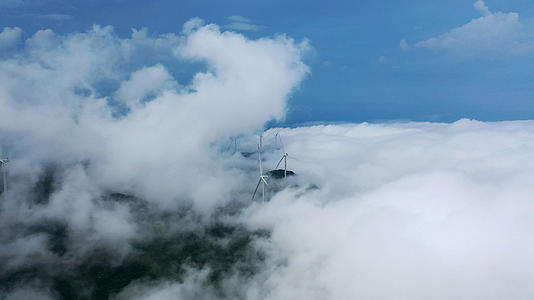 穿越云层看风车4k航拍震撼视觉视频的预览图