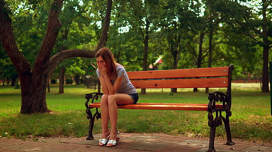 女人在公园里坐着不开心有麻烦视频的预览图