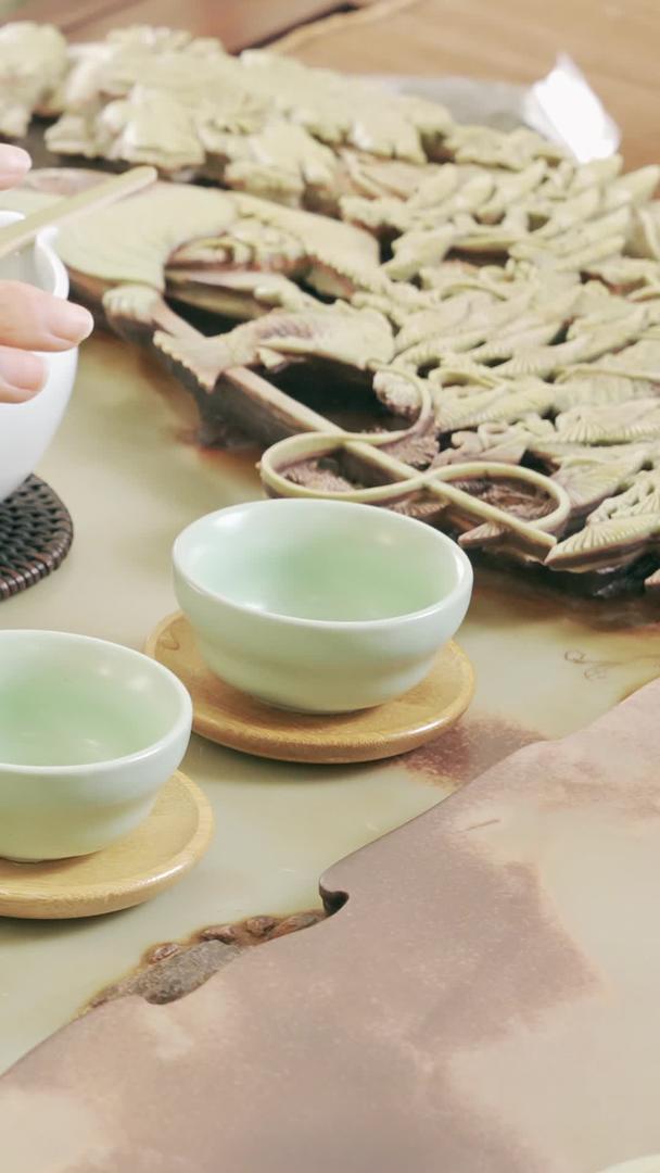 茶叶分茶奉茶瓷器杯中的茶叶视频的预览图
