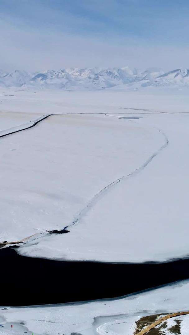 雪山和湖泊的航拍视频的预览图