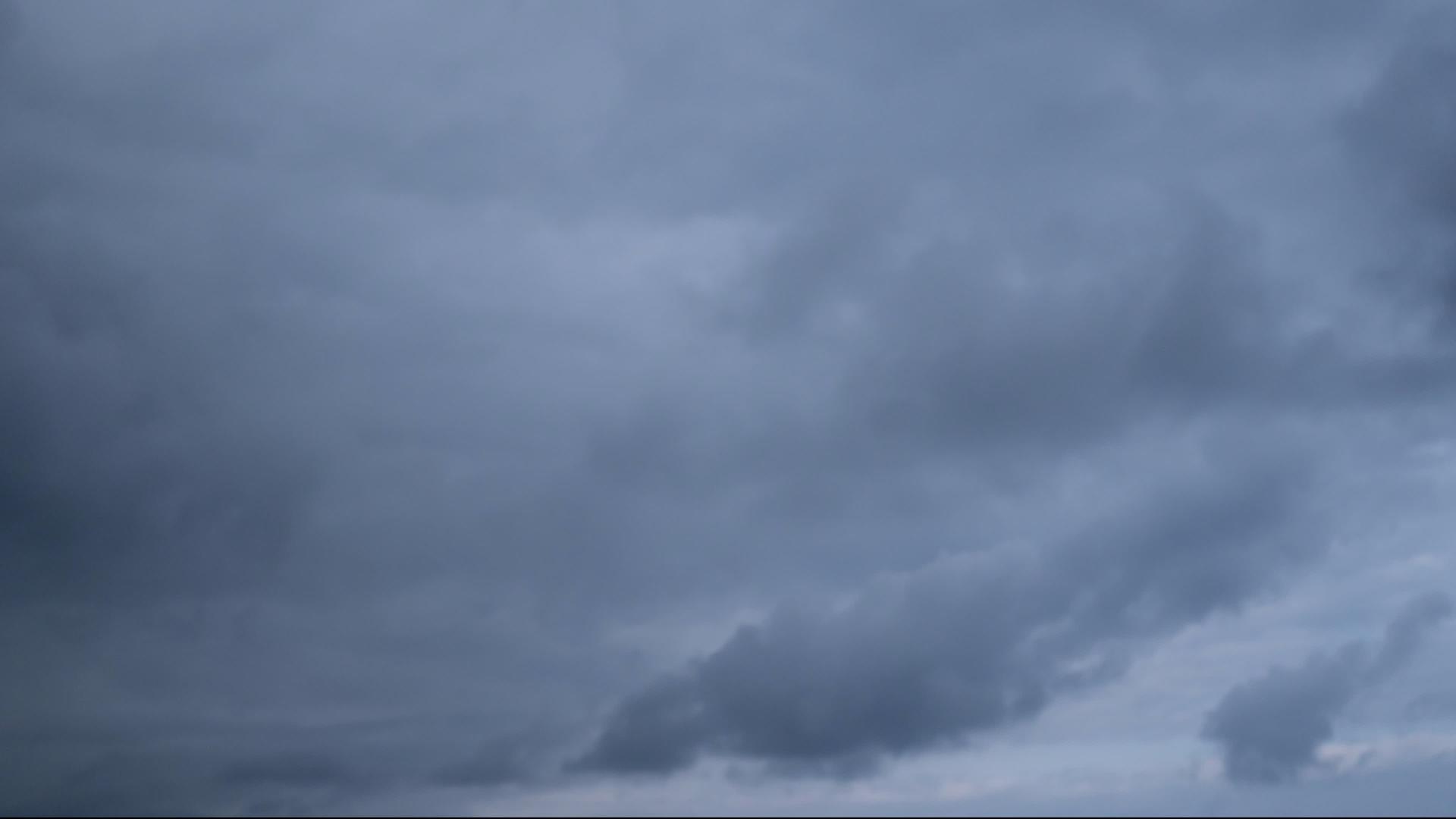 灰色的云在天空中循环视频的预览图