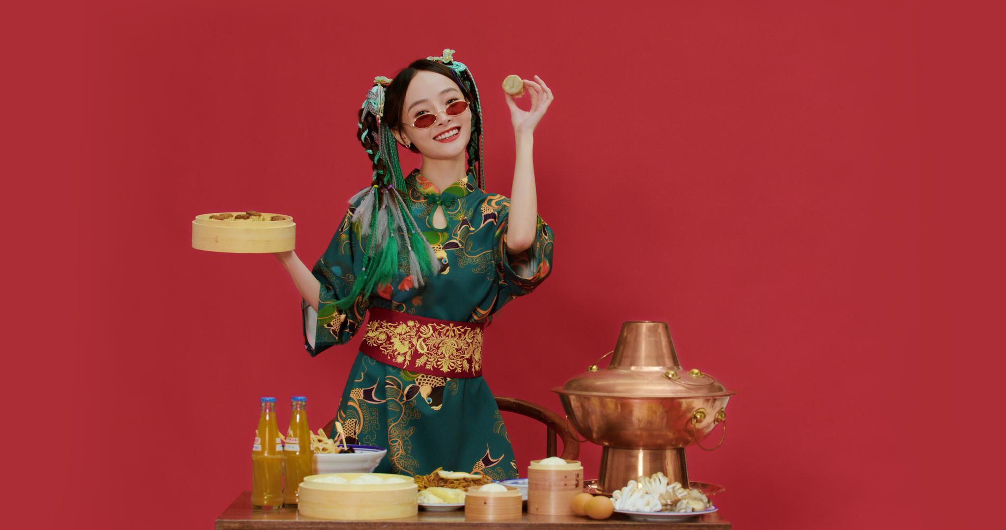 8K国潮美女展示中式特色美食慢镜头视频的预览图