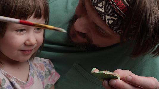 女儿和父亲一起画画一起度过时光视频的预览图