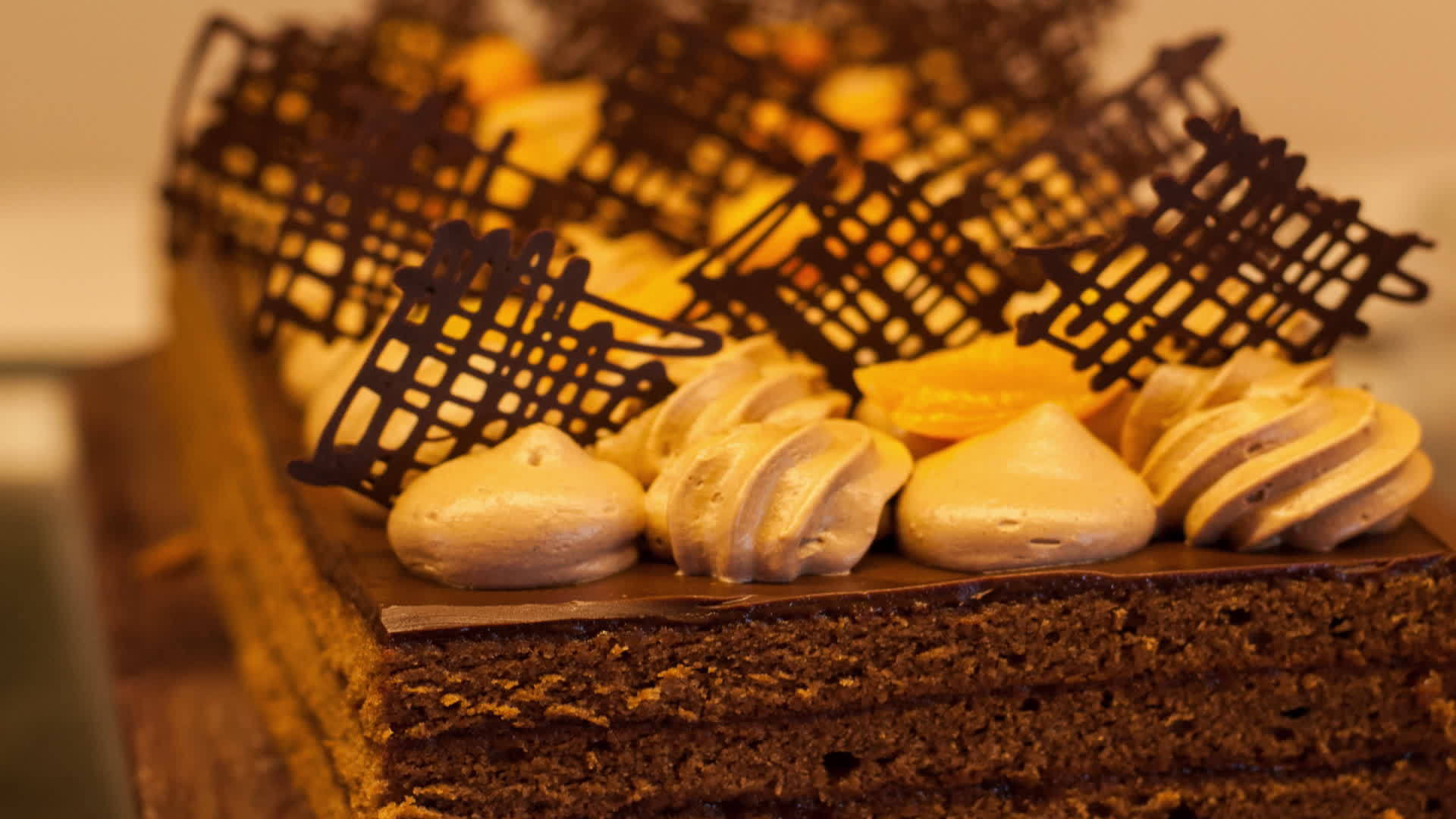 巧克力蛋糕和慕斯奶油视频的预览图