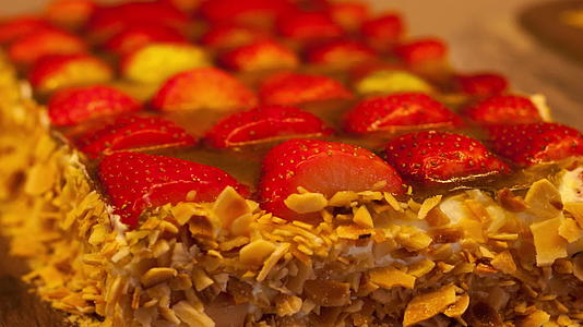 巧克力奶油和草莓蛋糕视频的预览图