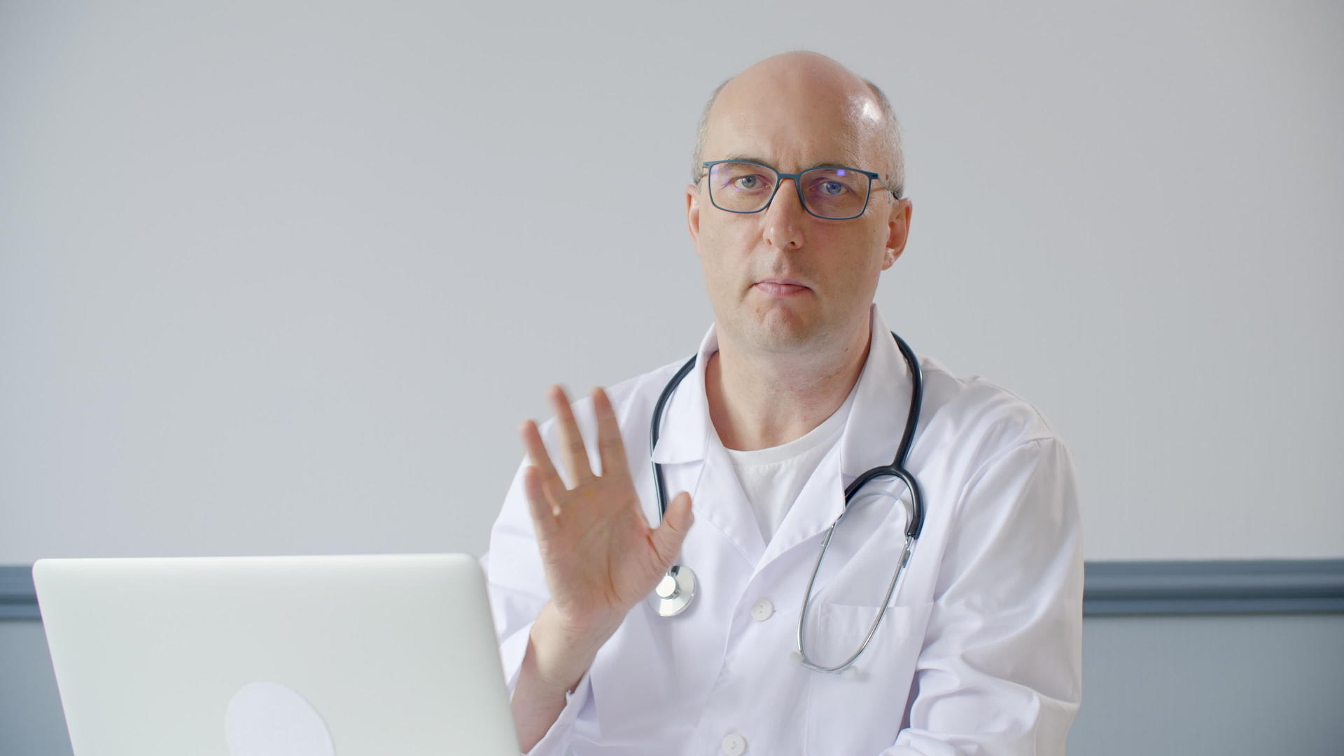 穿白大衣的男专业医生让病人冷静下来视频的预览图