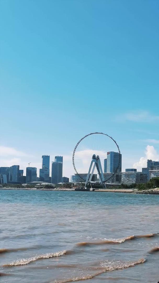 滨海城市公园幸福摩天轮空镜竖屏视频的预览图