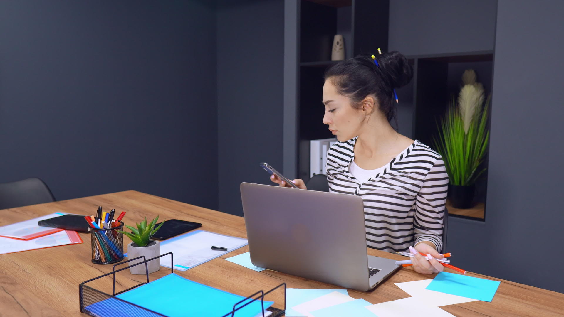 女性在工作时使用笔记本电脑来解决问题视频的预览图