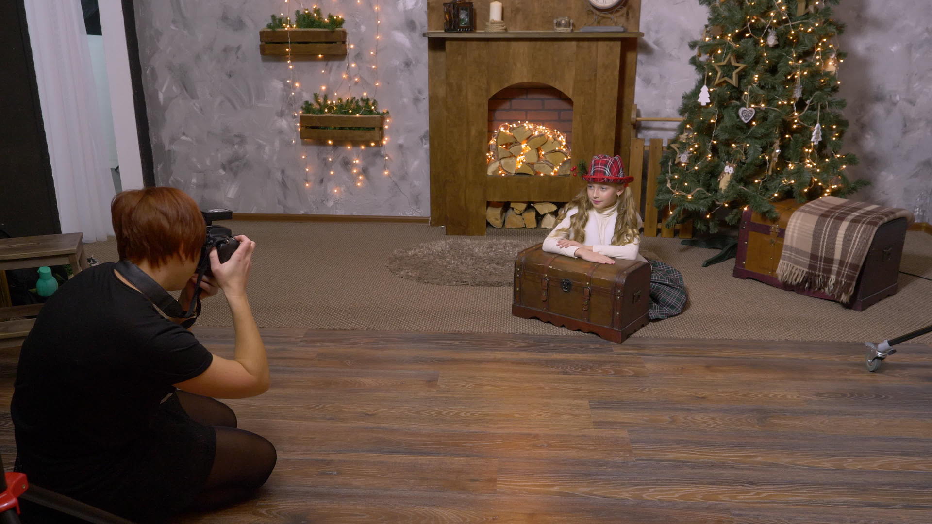 专业摄影师在圣诞摄影棚拍摄女孩模特视频的预览图