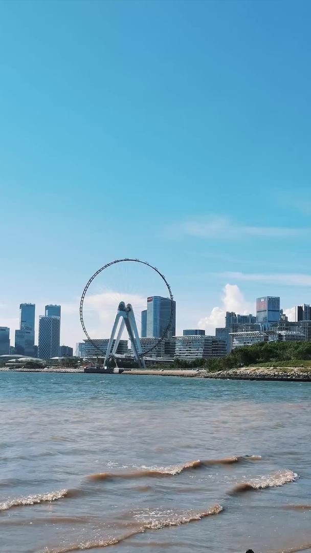 滨海城市公园幸福摩天轮空镜竖屏视频的预览图