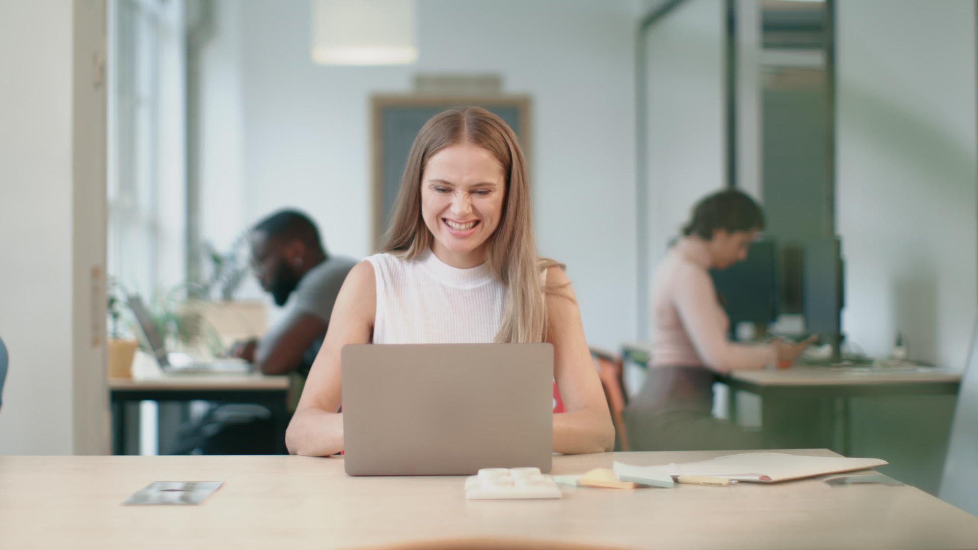 快乐的商业女性在办公室的笔记本电脑上得到好消息视频的预览图