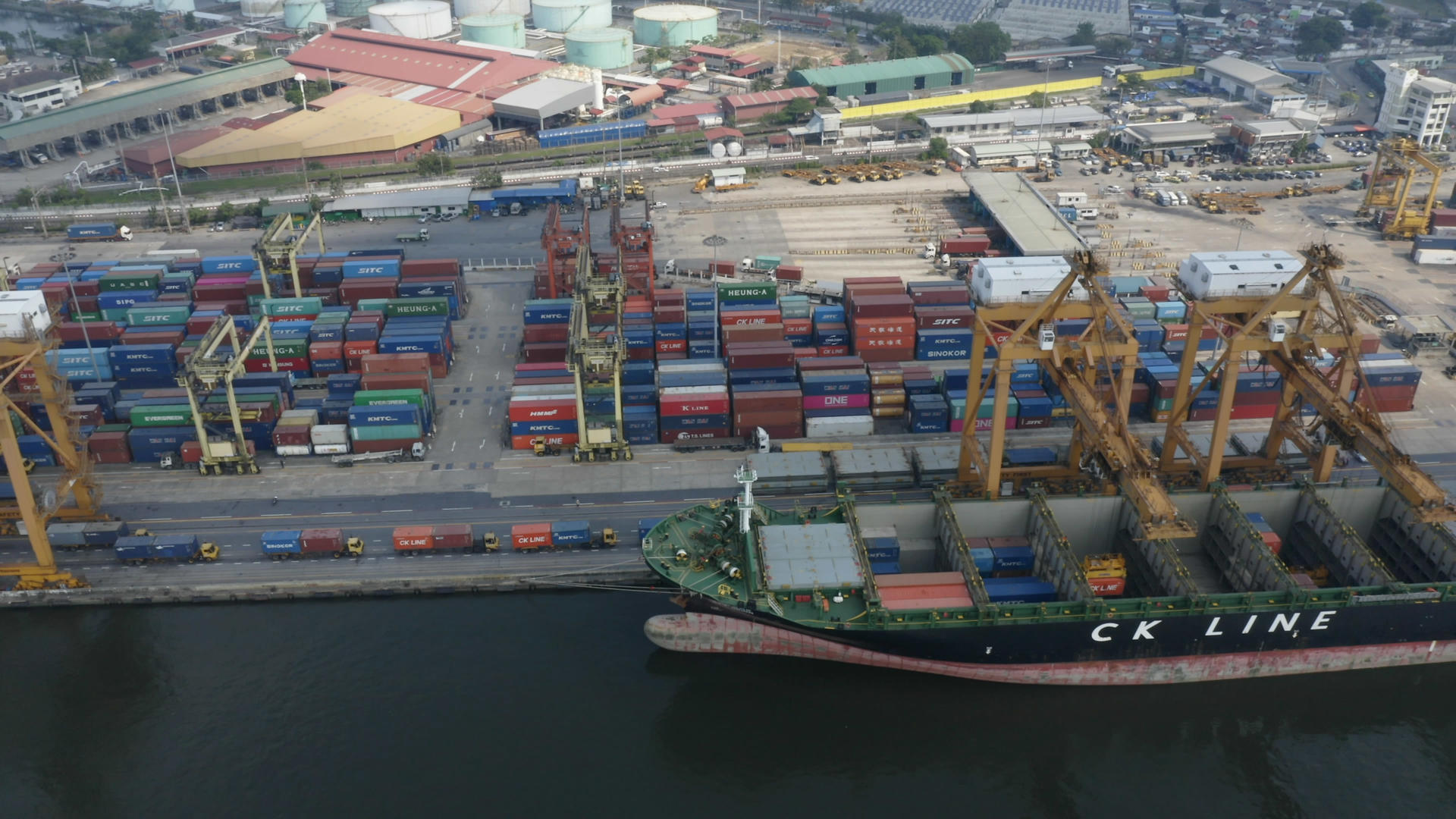 4K无人机航拍曼谷港口集装箱港口起重机视频的预览图