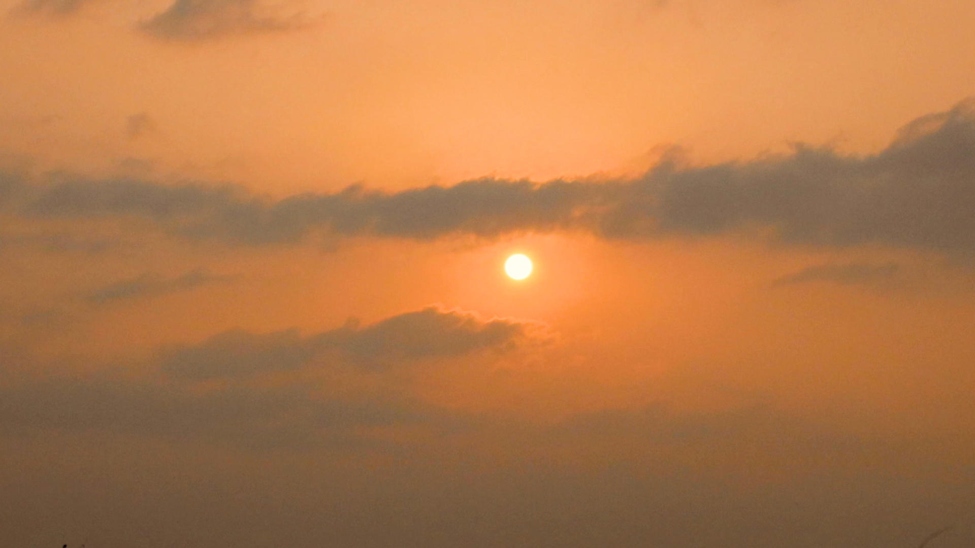 延时摄影落日夕阳下的余晖视频的预览图