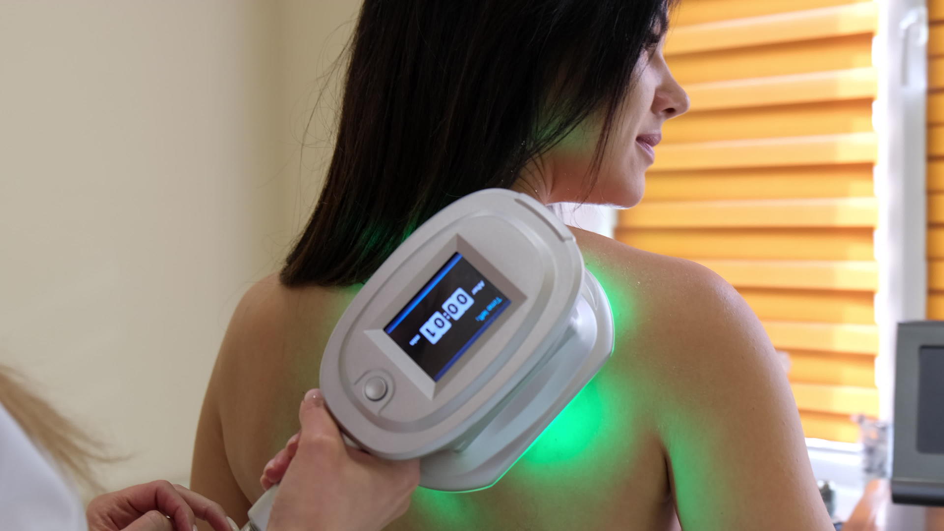 用仪器对女性背部进行美容激光手术视频的预览图