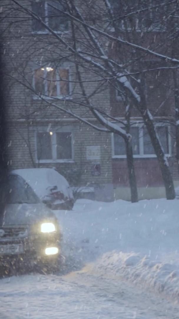 大雪天气在厚厚的积雪路上行驶视频的预览图