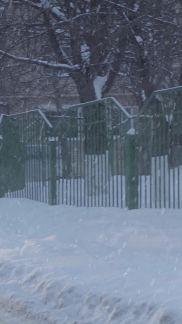 大雪天气在厚厚的积雪路上行驶视频的预览图