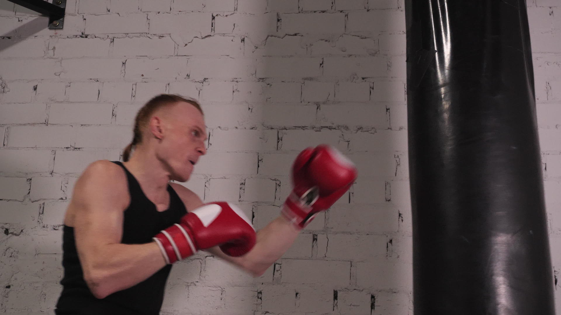拳击和拳击袋视频的预览图
