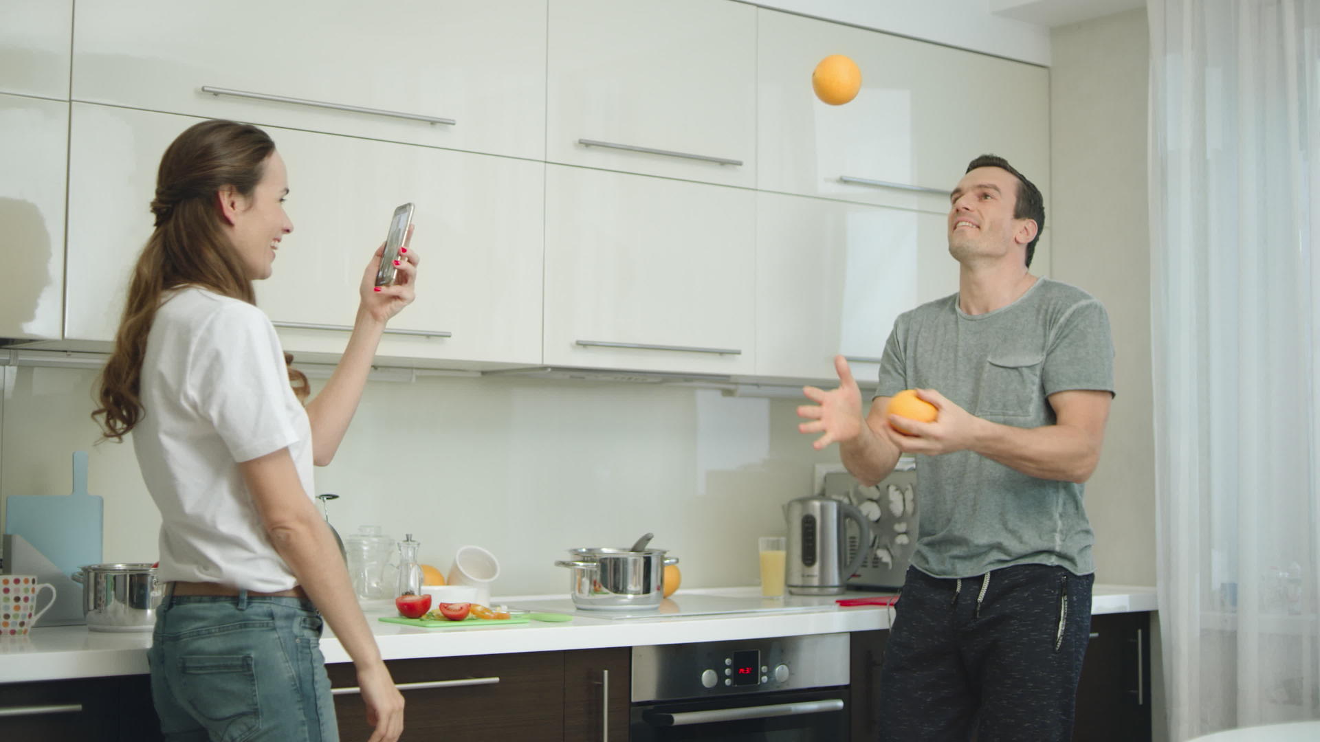 一对快乐的夫妇开始在厨房做健康的早餐视频的预览图