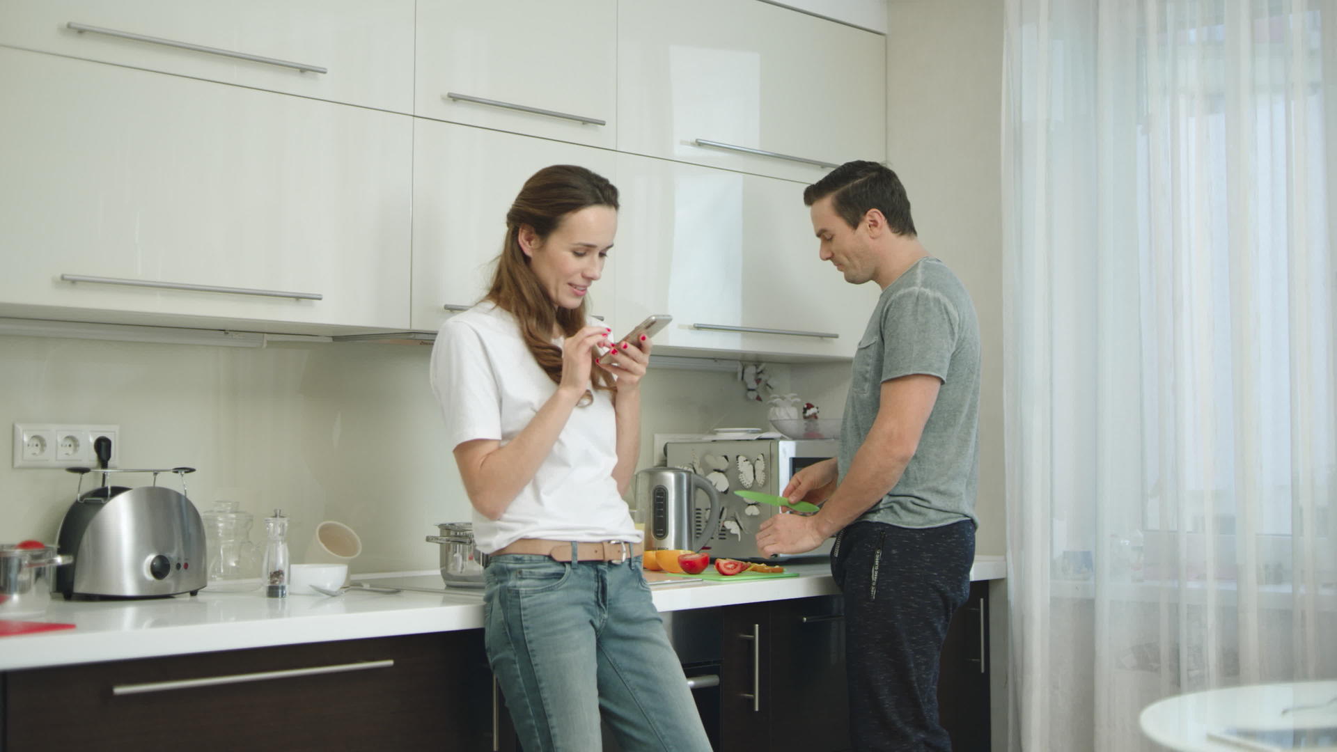 一对幸福的夫妇开始在家做健康的食物视频的预览图