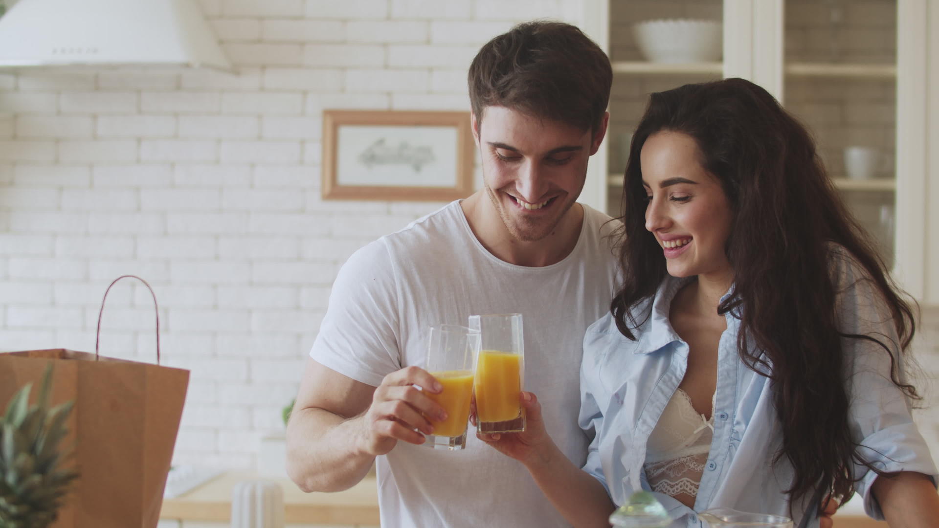 快乐的情侣在厨房喝橙汁视频的预览图