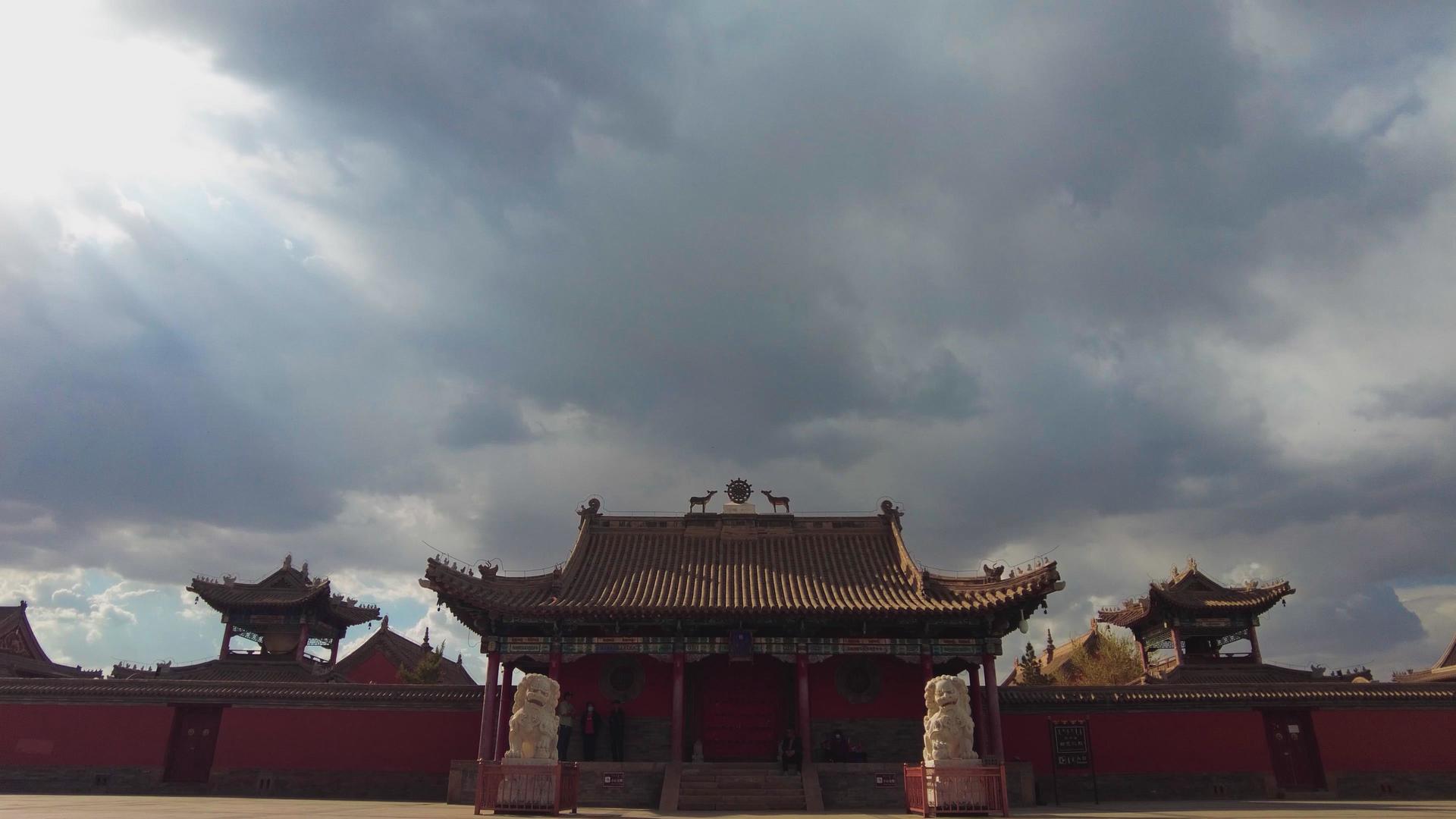 4k延时拍摄乌云翻滚下的古庙和稀疏的游人视频的预览图