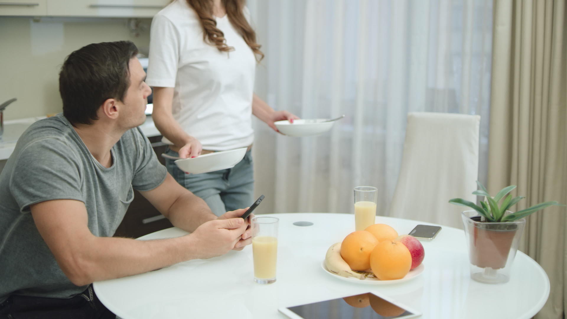 幸福的夫妇在豪华家庭吃健康的早餐视频的预览图