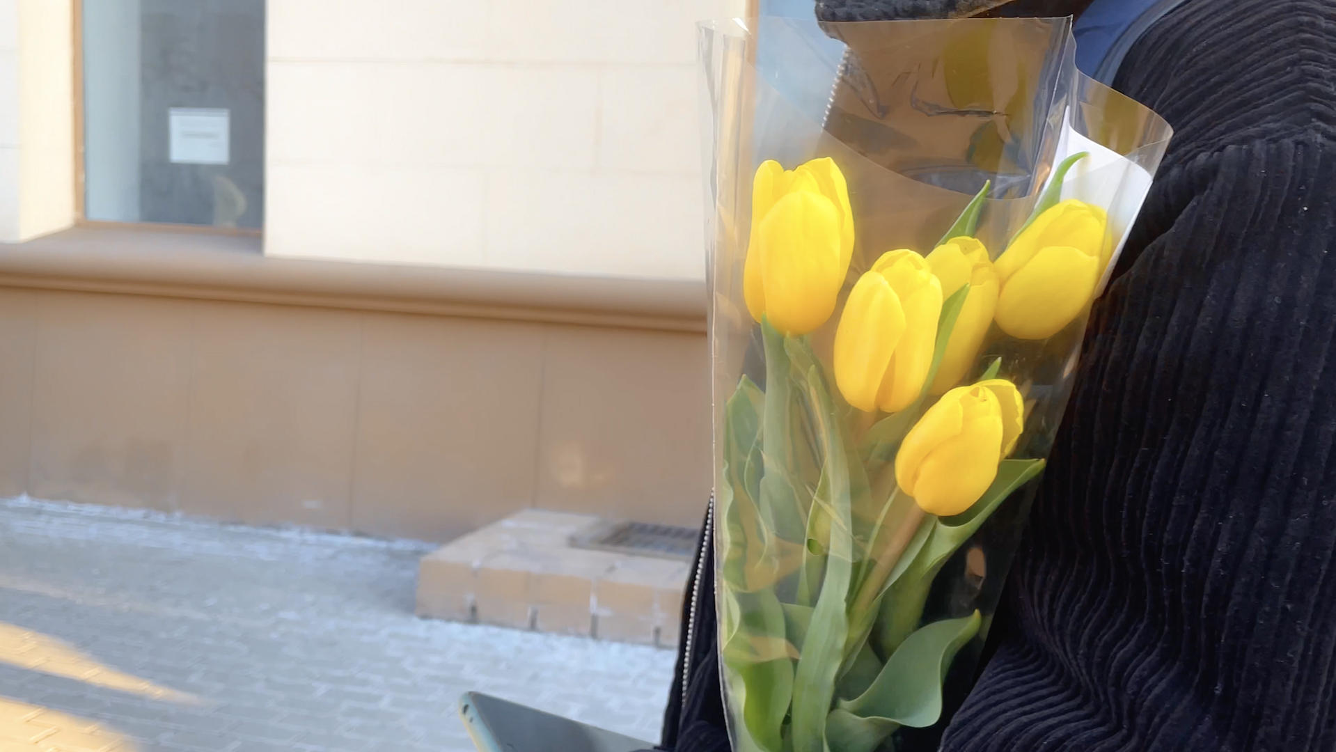 城市街道上手捧鲜花的男人视频的预览图