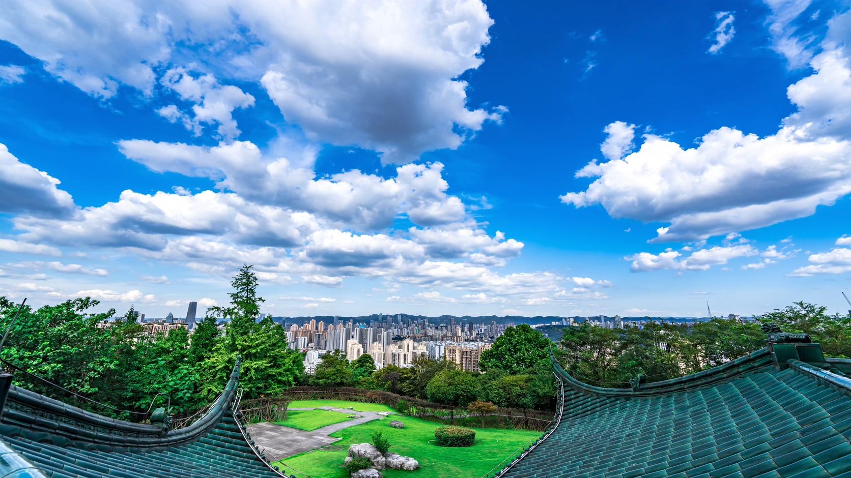 8k重庆夏季蓝天白云好天气城市全景延时视频的预览图