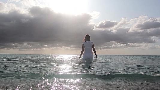 黎明时分一位女士进入海水视频的预览图