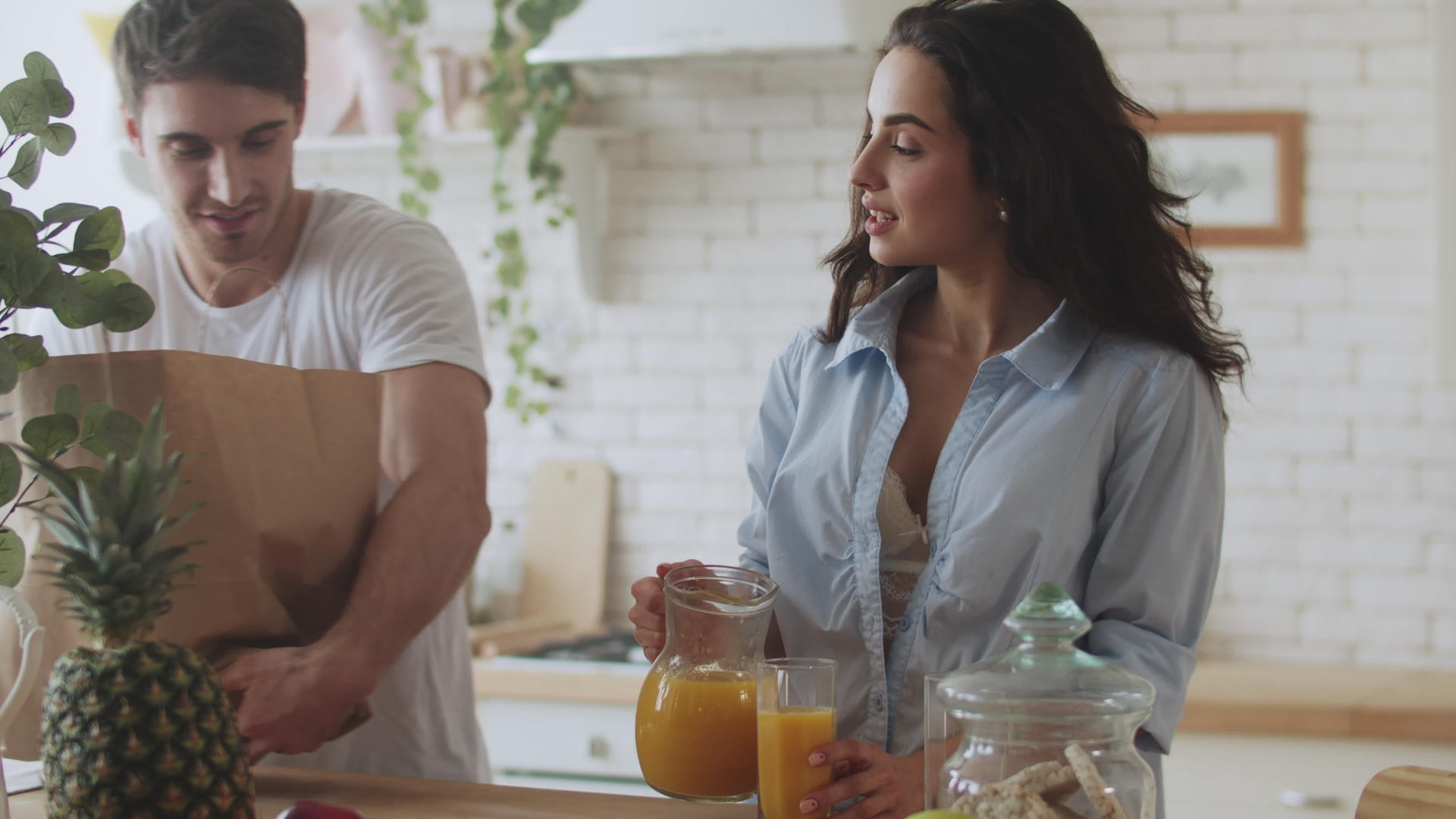 幸福的夫妻准备在家做早餐在家里慢慢做早餐视频的预览图