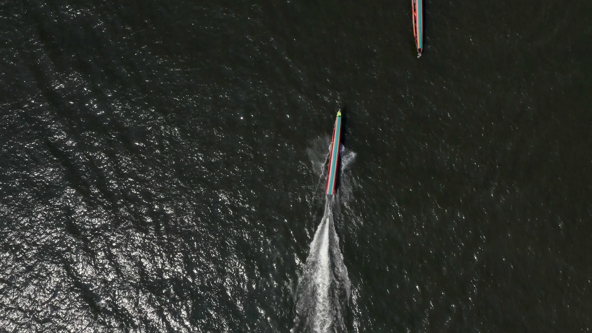 4K无人机航拍泰国曼谷湄公河上的船只视频的预览图