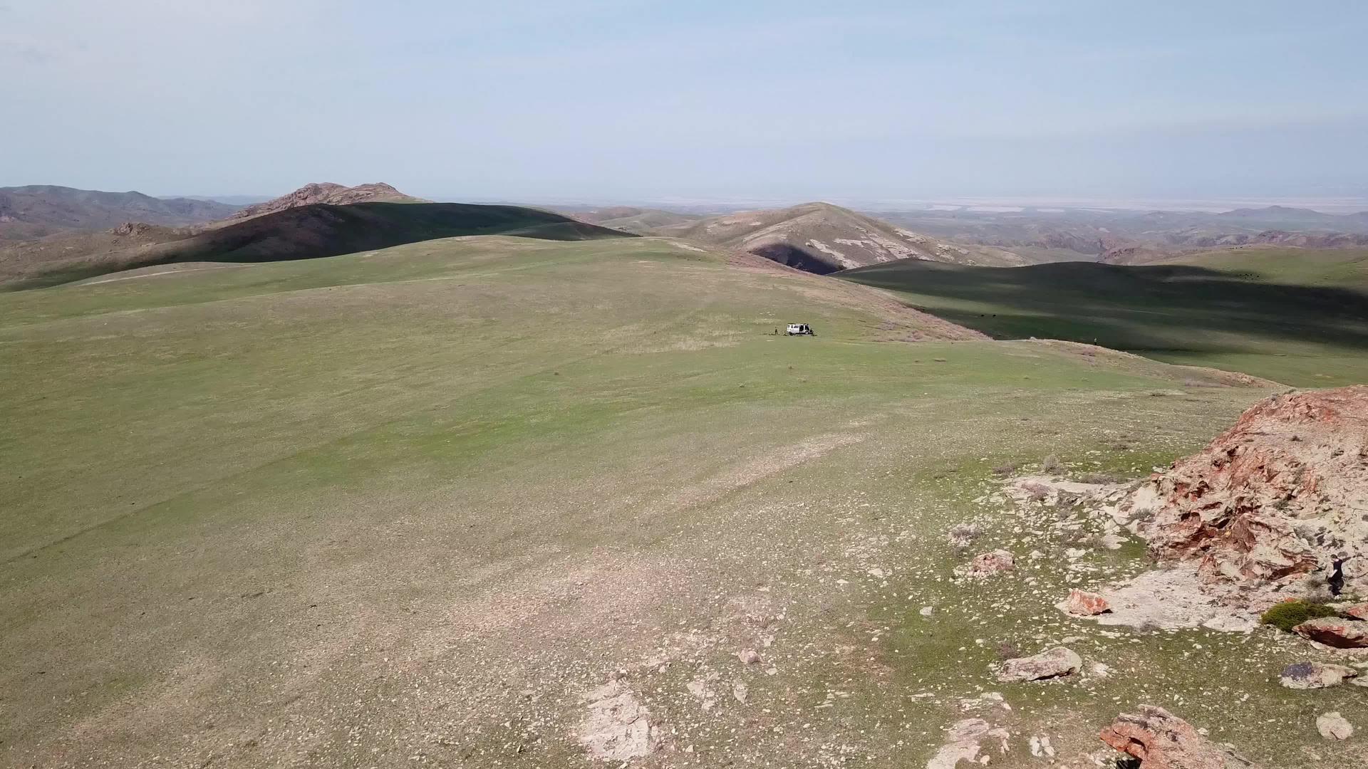 一群骑自行车的人在绿色的山丘上视频的预览图