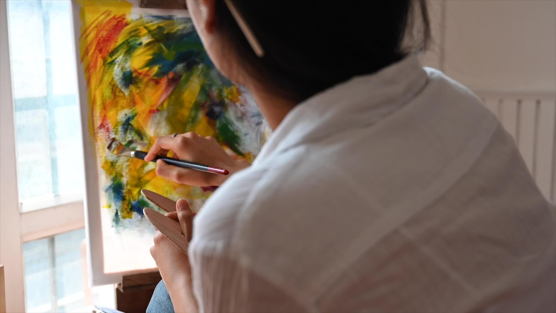 女性艺术家用丙烯漆画画视频的预览图